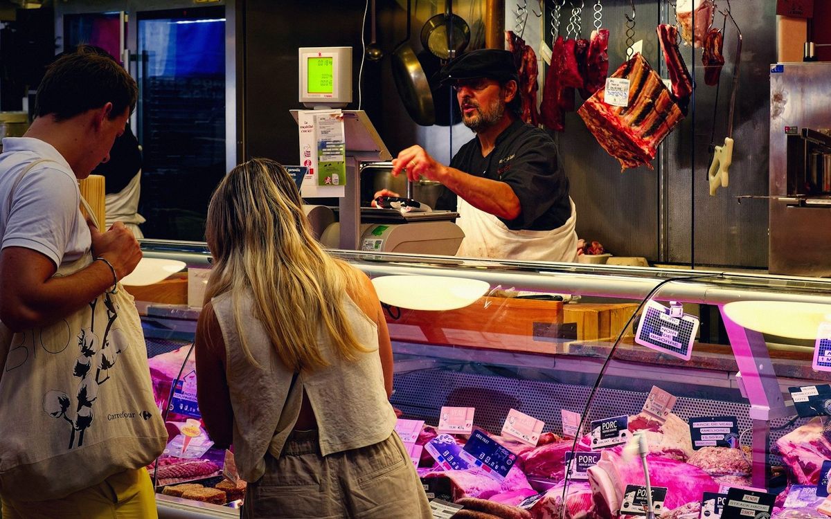 A dozen oysters opened on crushed ice at a Talensac market stall, morning light